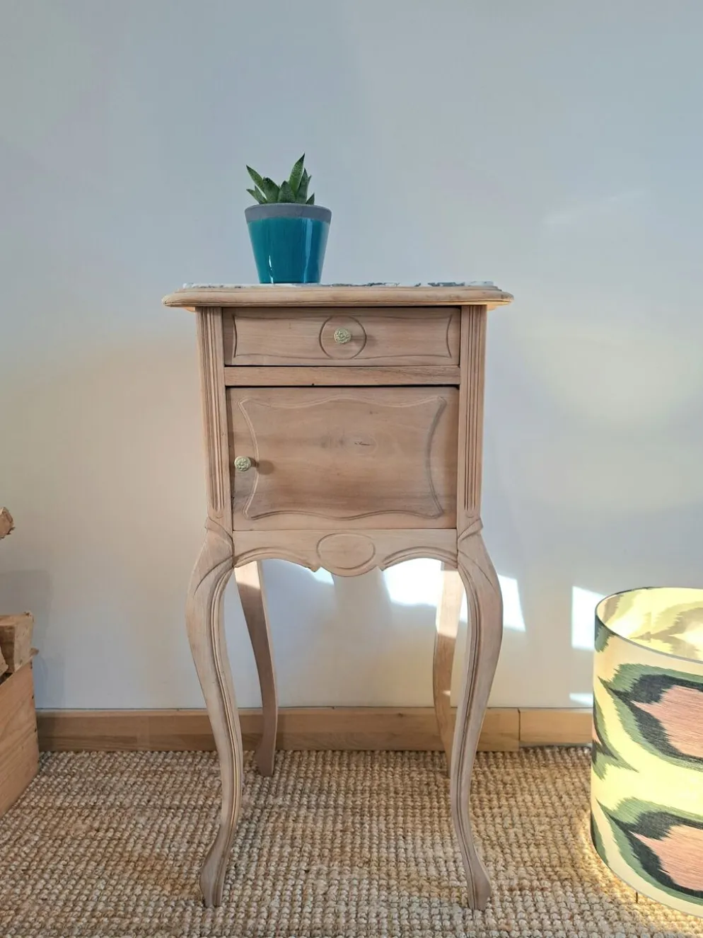 Table d'appoint chevet de style louis XV bois clair