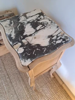 Table d'appoint chevet de style louis XV bois clair