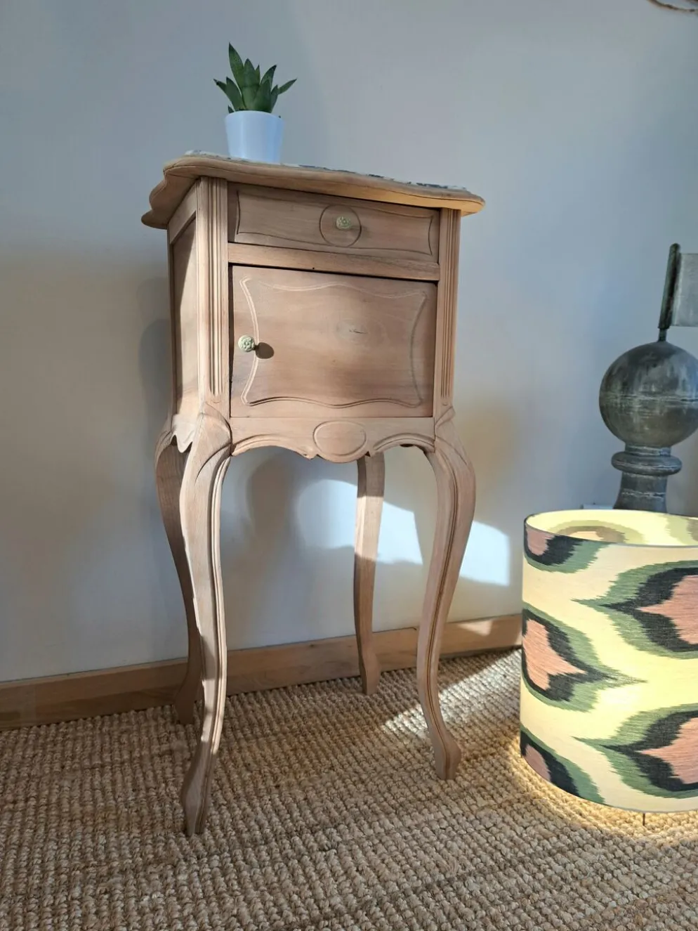 Table d'appoint chevet de style louis XV bois clair