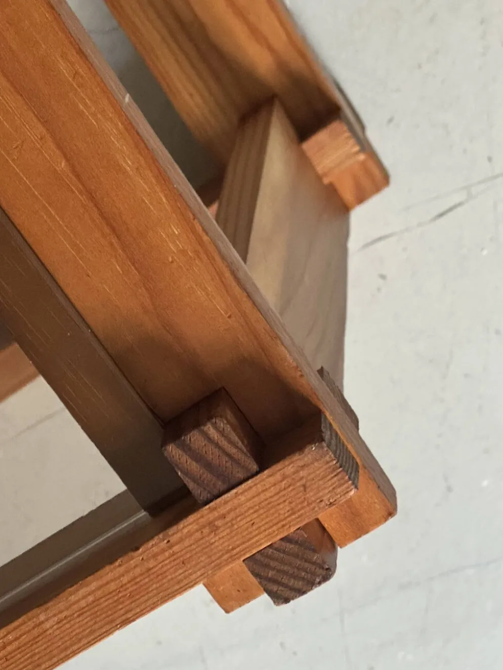 Table d'appoint /chevet moderniste en bois de pin & verre fumé, design 1970