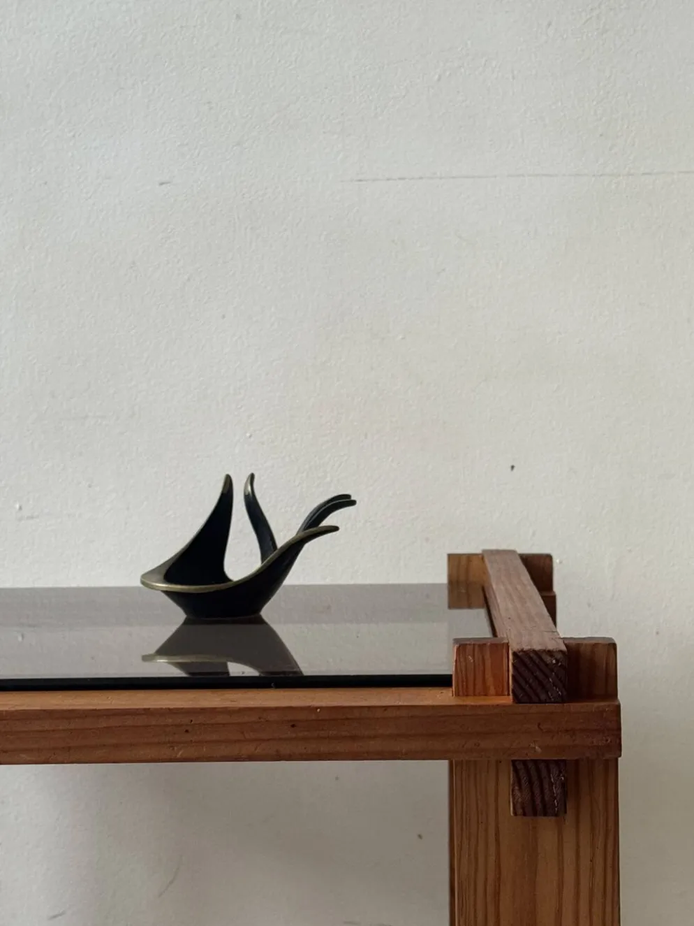 Table d'appoint /chevet moderniste en bois de pin & verre fumé, design 1970