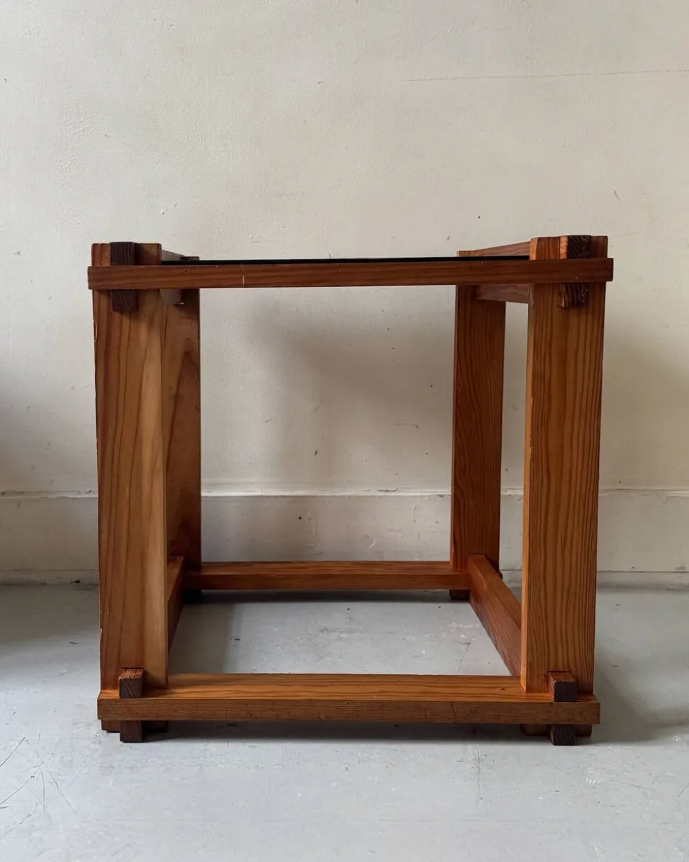 Table d'appoint /chevet moderniste en bois de pin & verre fumé, design 1970