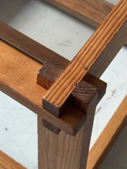 Table d'appoint /chevet moderniste en bois de pin & verre fumé, design 1970