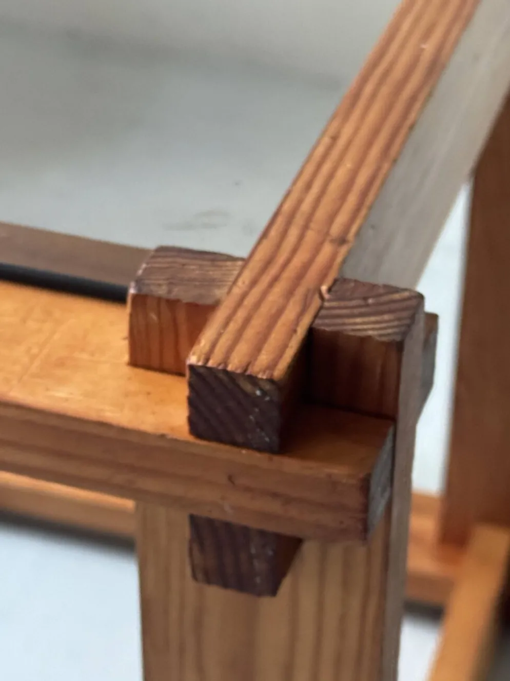 Table d'appoint /chevet moderniste en bois de pin & verre fumé, design 1970