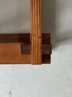 Table d'appoint /chevet moderniste en bois de pin & verre fumé, design 1970