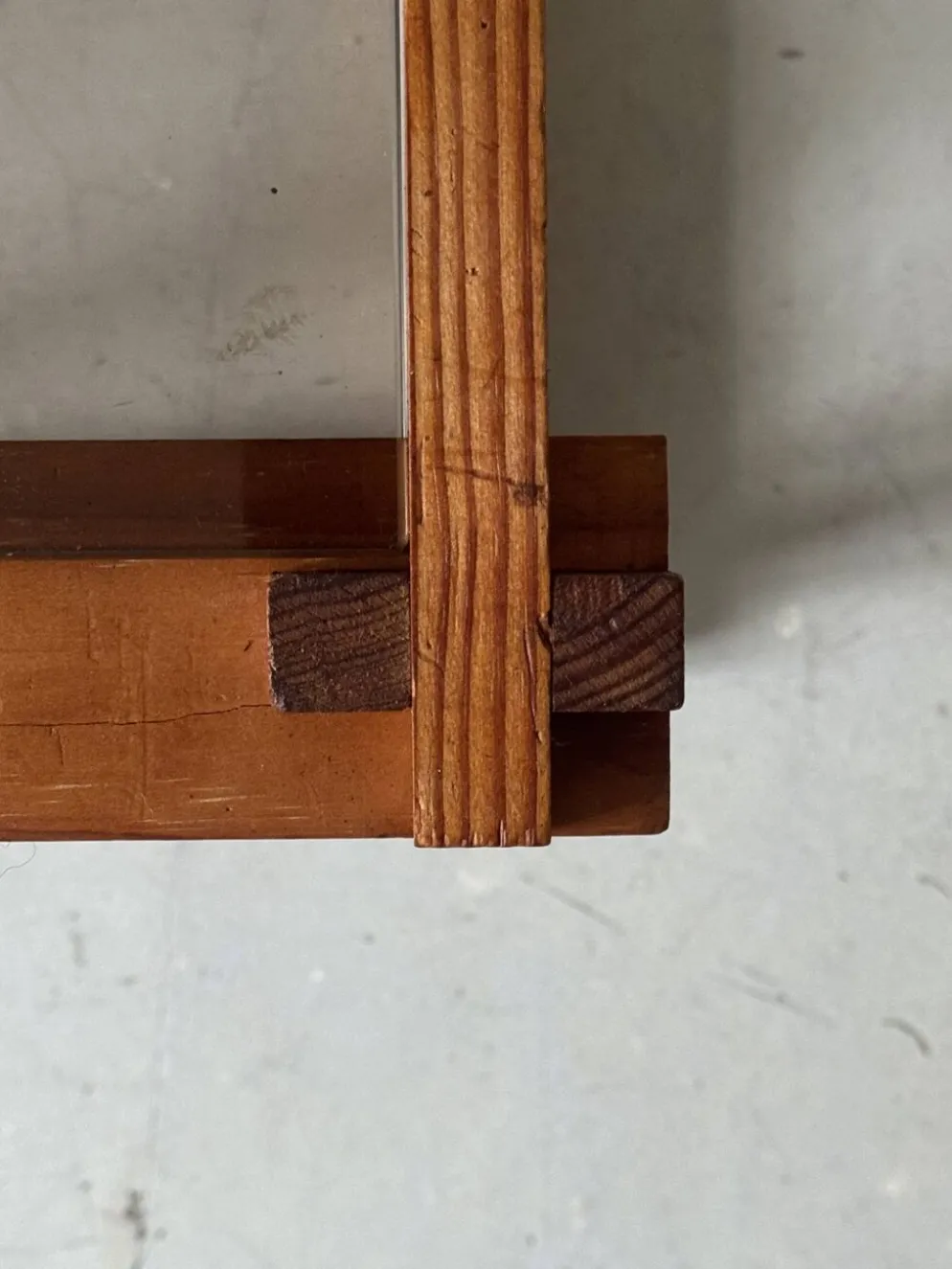 Table d'appoint /chevet moderniste en bois de pin & verre fumé, design 1970