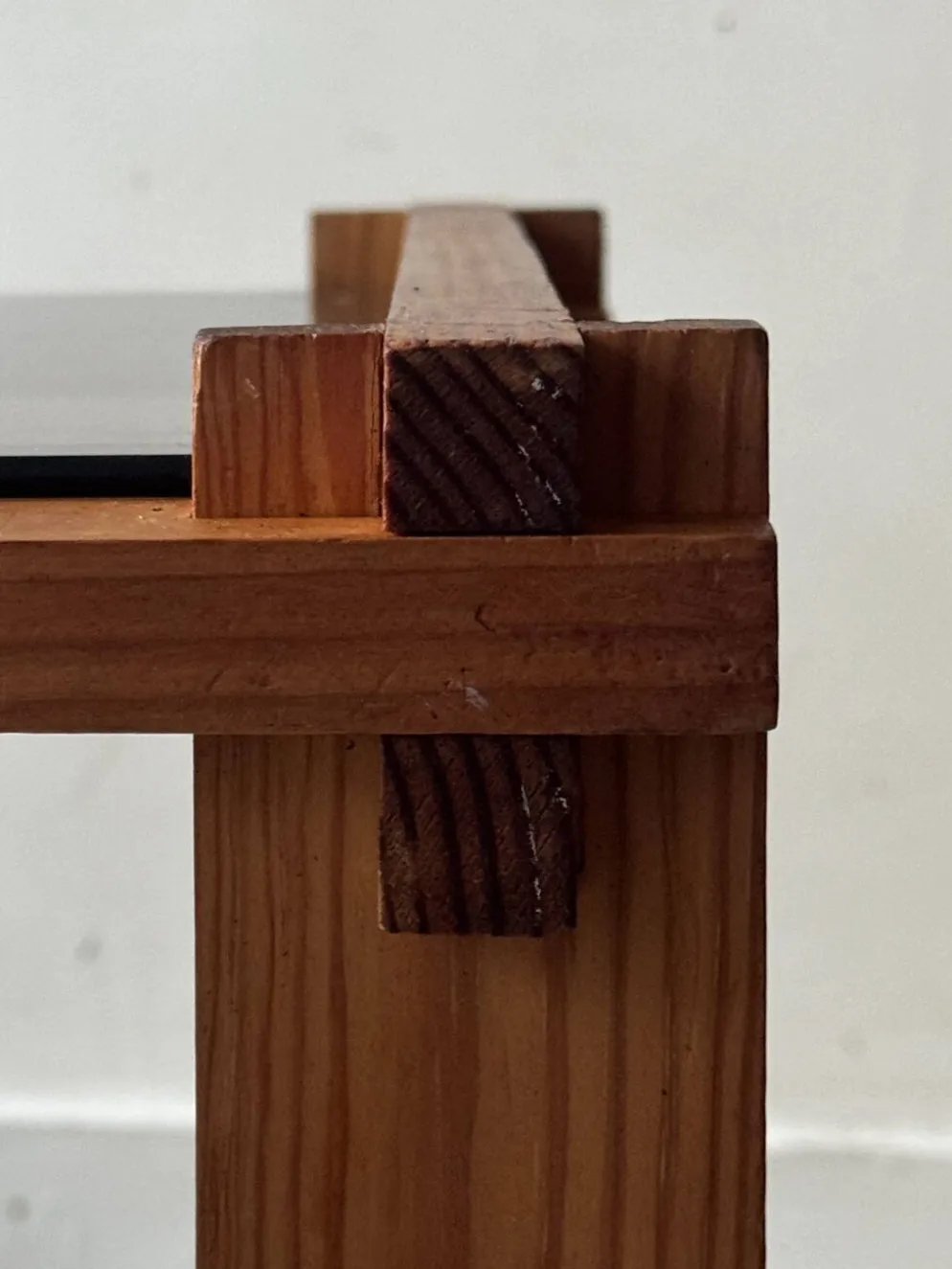 Table d'appoint /chevet moderniste en bois de pin & verre fumé, design 1970