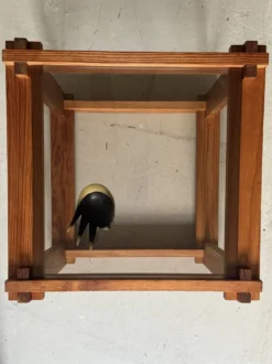 Table d'appoint /chevet moderniste en bois de pin & verre fumé, design 1970
