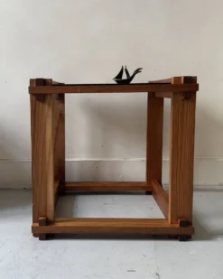 Table d'appoint /chevet moderniste en bois de pin & verre fumé, design 1970