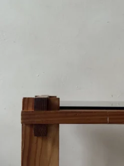 Table d'appoint /chevet moderniste en bois de pin & verre fumé, design 1970