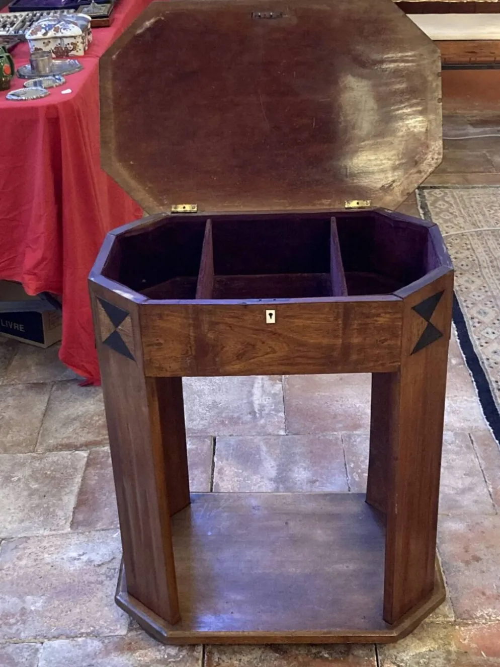 Table d'appoint des années 20 en excellent état
