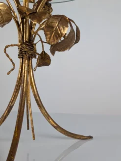 Table d'appoint des années 70 en métal doré avec des roses et un plateau en verre.