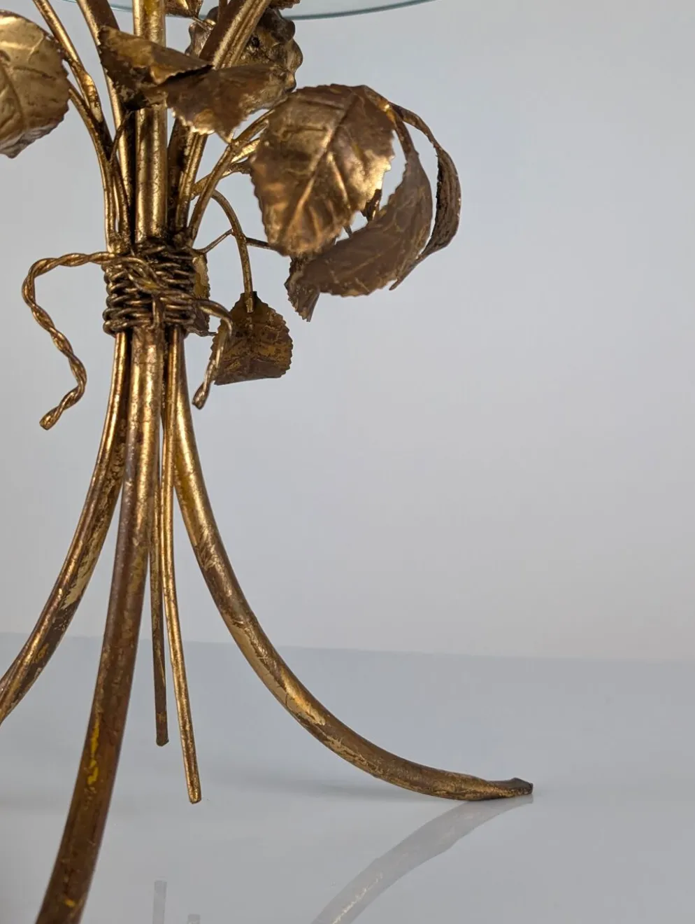 Table d'appoint des années 70 en métal doré avec des roses et un plateau en verre.