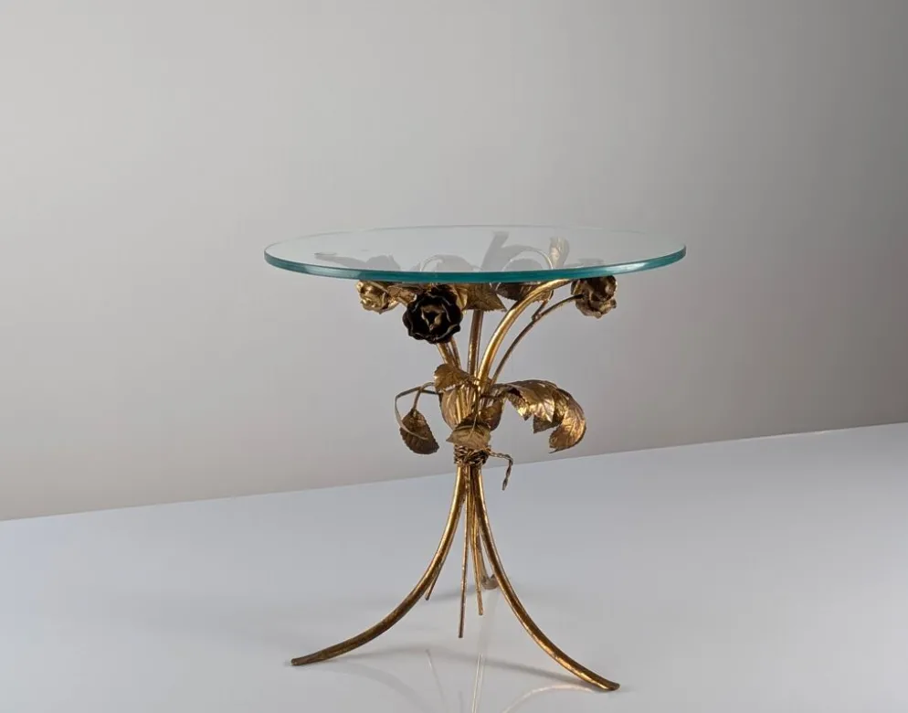 Table d'appoint des années 70 en métal doré avec des roses et un plateau en verre.