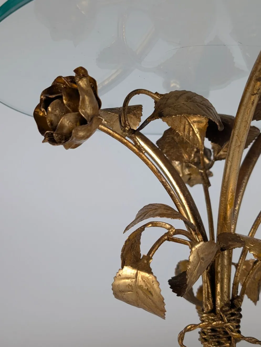 Table d'appoint des années 70 en métal doré avec des roses et un plateau en verre.