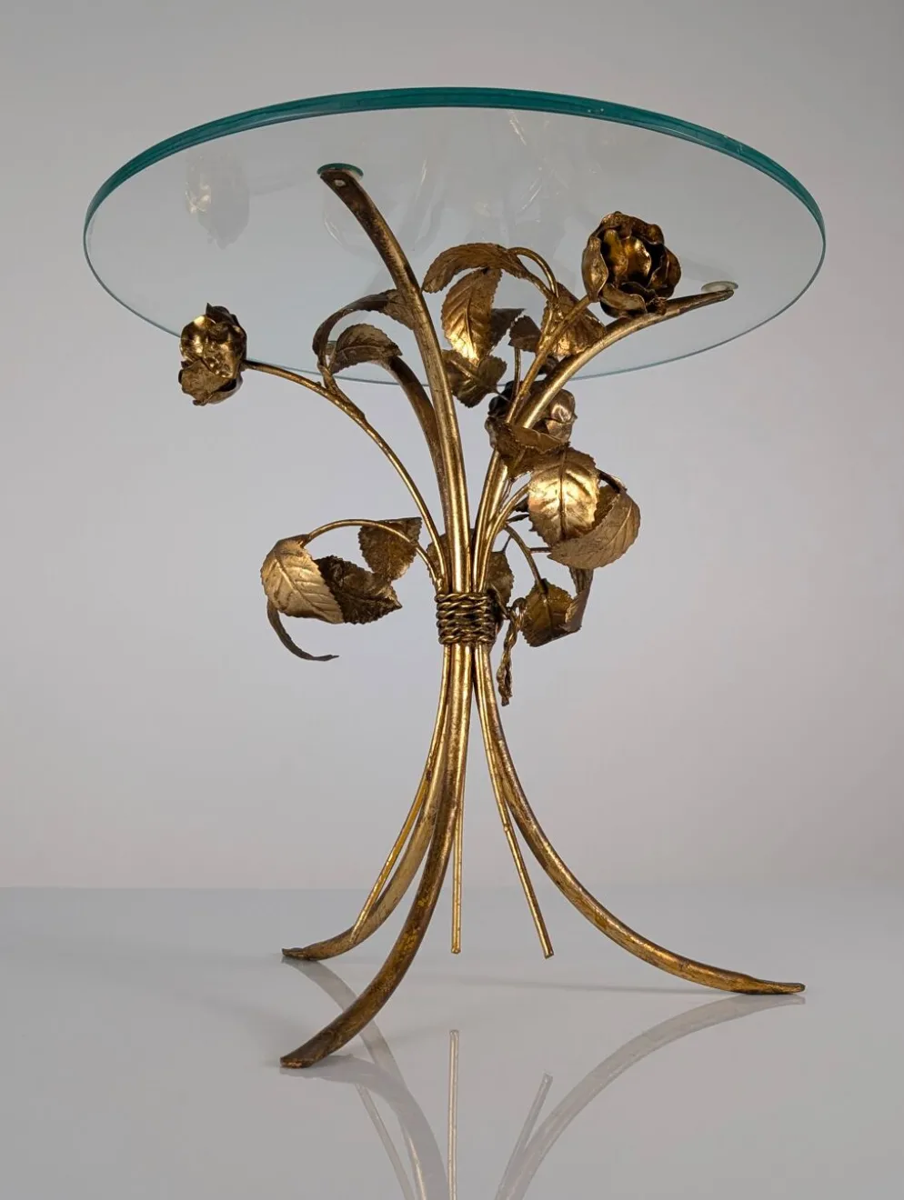 Table d'appoint des années 70 en métal doré avec des roses et un plateau en verre.