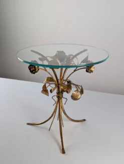 Table d'appoint des années 70 en métal doré avec des roses et un plateau en verre.
