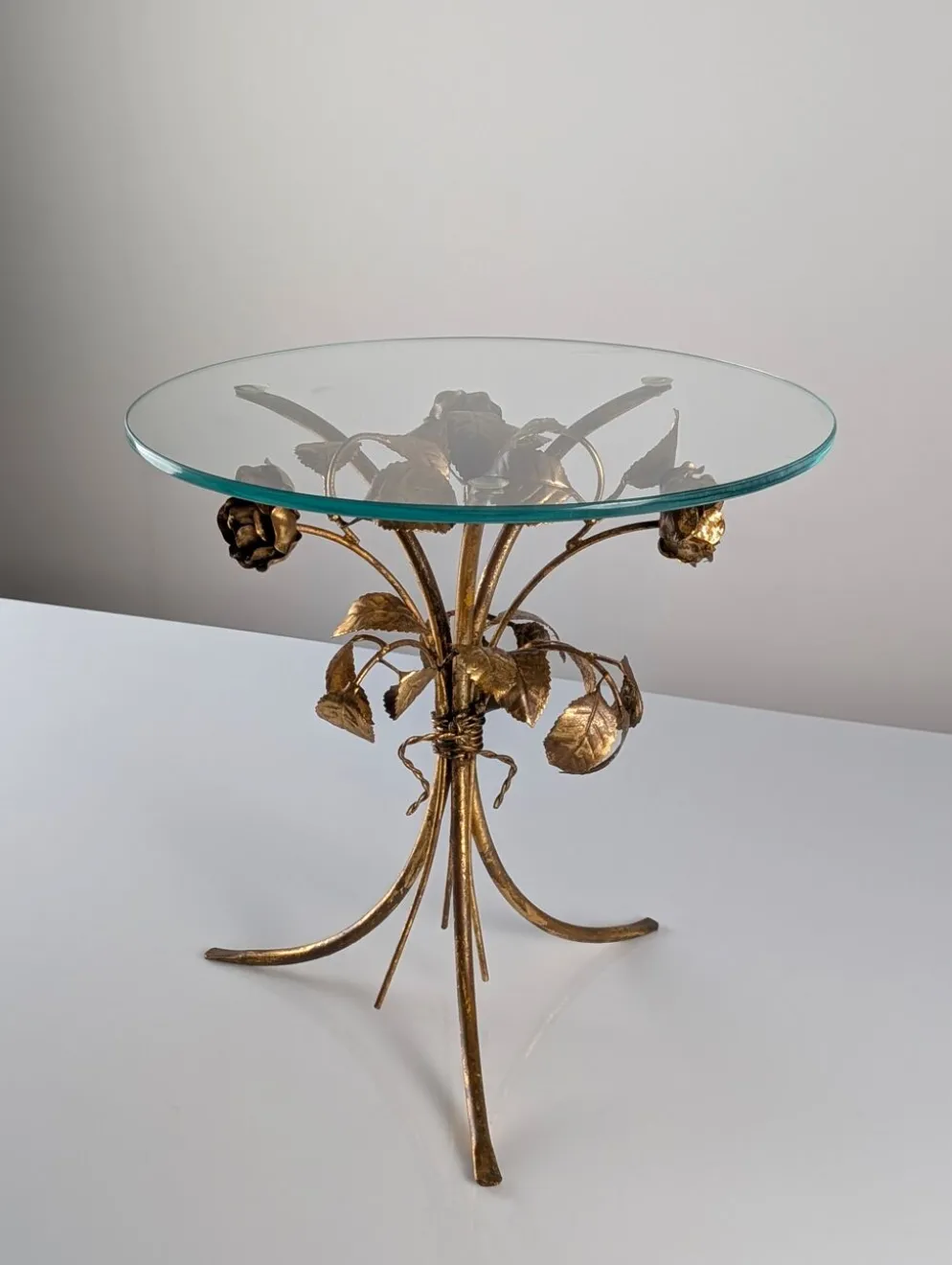 Table d'appoint des années 70 en métal doré avec des roses et un plateau en verre.