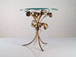 Table d'appoint des années 70 en métal doré avec des roses et un plateau en verre.