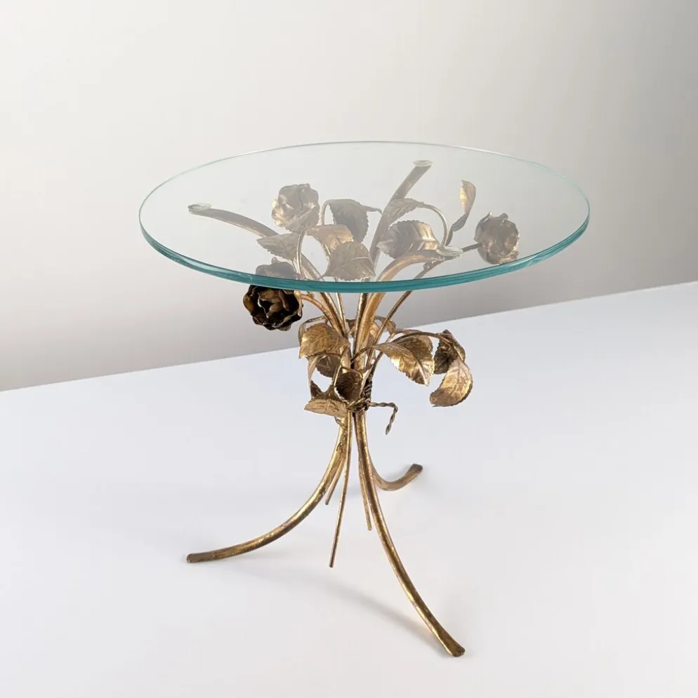 Table d'appoint des années 70 en métal doré avec des roses et un plateau en verre.