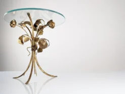 Table d'appoint des années 70 en métal doré avec des roses et un plateau en verre.