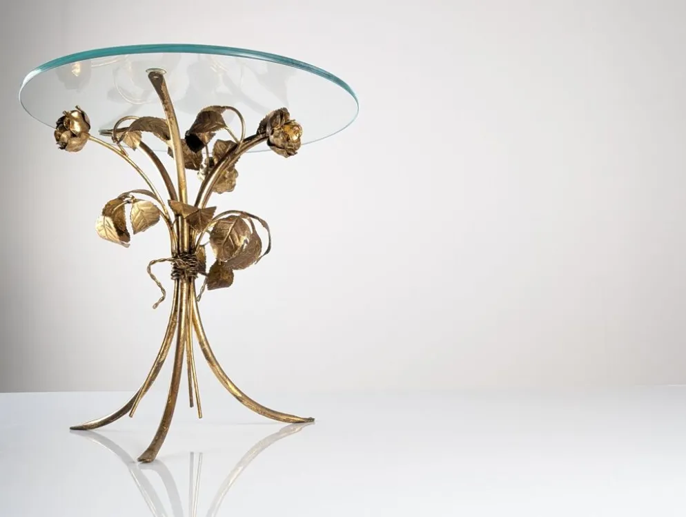 Table d'appoint des années 70 en métal doré avec des roses et un plateau en verre.