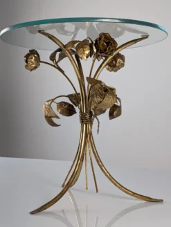 Table d'appoint des années 70 en métal doré avec des roses et un plateau en verre.