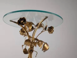 Table d'appoint des années 70 en métal doré avec des roses et un plateau en verre.
