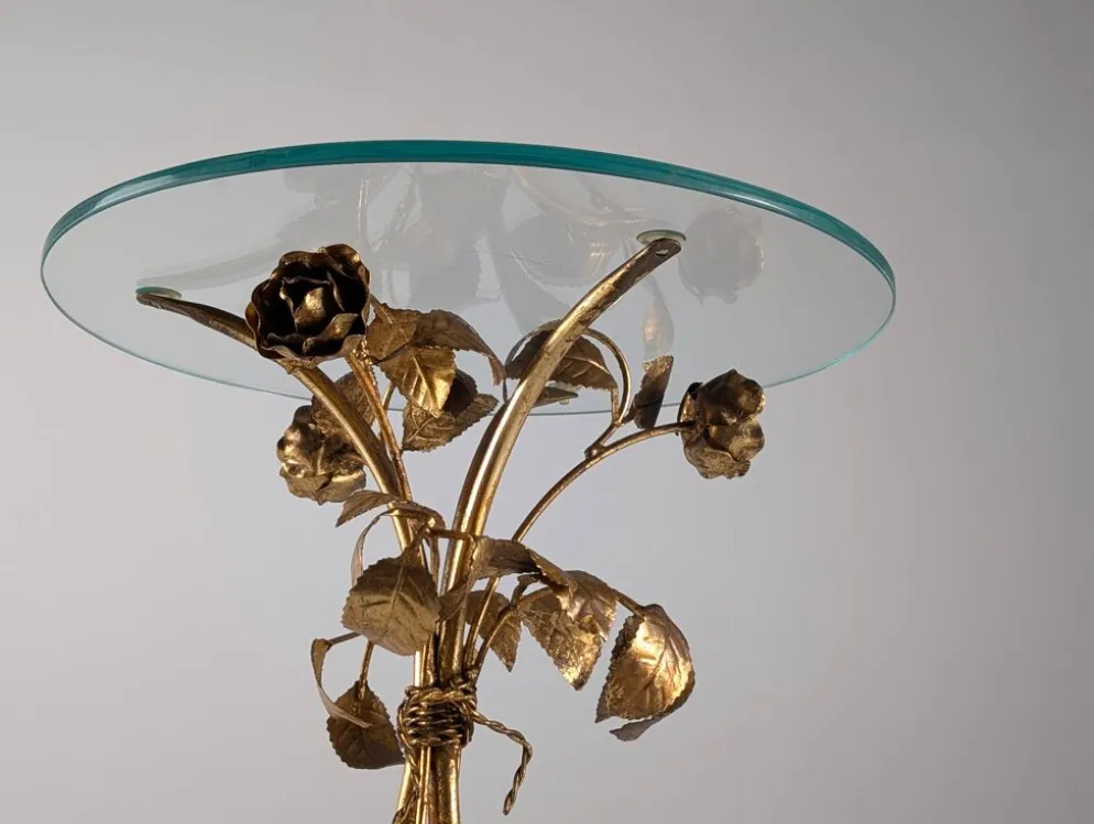 Table d'appoint des années 70 en métal doré avec des roses et un plateau en verre.