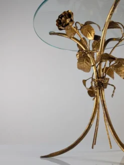 Table d'appoint des années 70 en métal doré avec des roses et un plateau en verre.