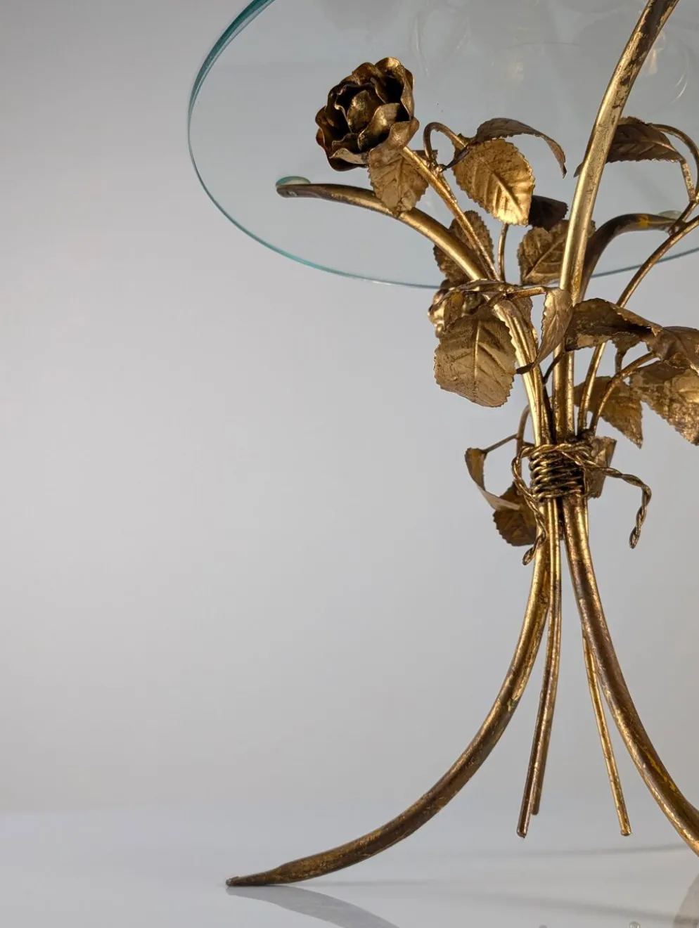 Table d'appoint des années 70 en métal doré avec des roses et un plateau en verre.