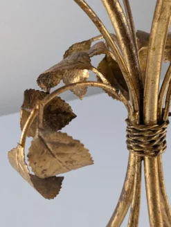 Table d'appoint des années 70 en métal doré avec des roses et un plateau en verre.