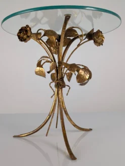 Table d'appoint des années 70 en métal doré avec des roses et un plateau en verre.
