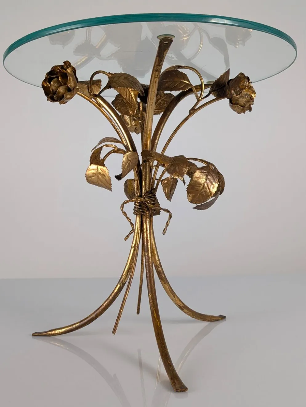 Table d'appoint des années 70 en métal doré avec des roses et un plateau en verre.