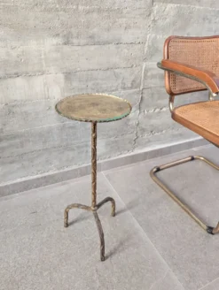Table d'appoint des années 50 pour boissons en fer forgé doré et verre, Espagne, années 1950