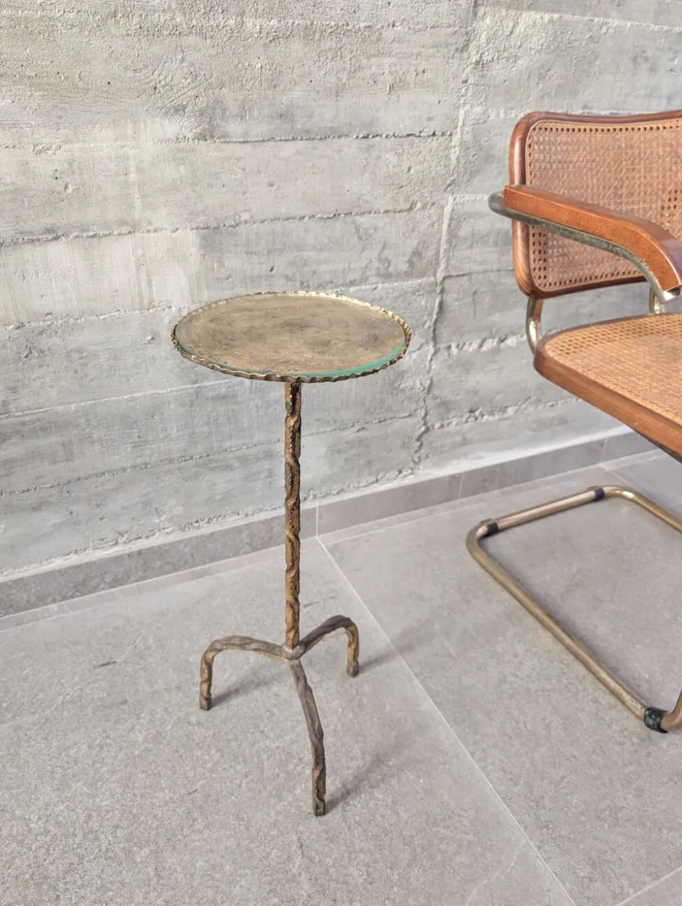 Table d'appoint des années 50 pour boissons en fer forgé doré et verre, Espagne, années 1950
