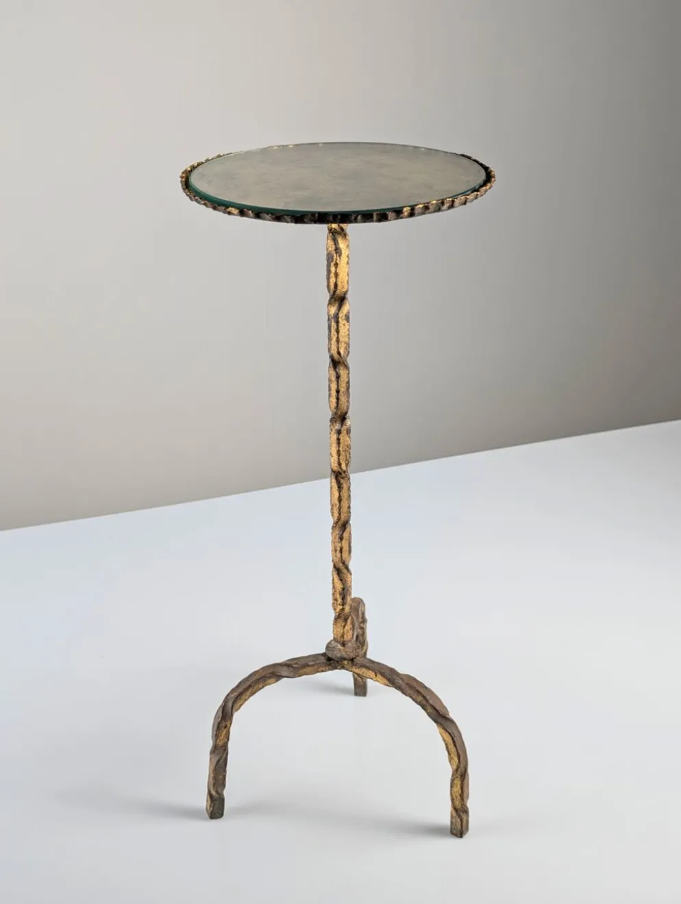 Table d'appoint des années 50 pour boissons en fer forgé doré et verre, Espagne, années 1950