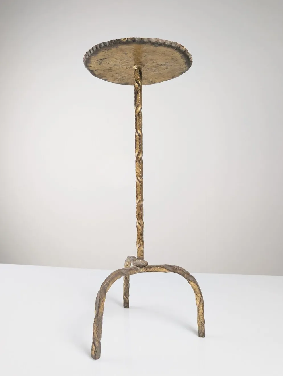 Table d'appoint des années 50 pour boissons en fer forgé doré et verre, Espagne, années 1950