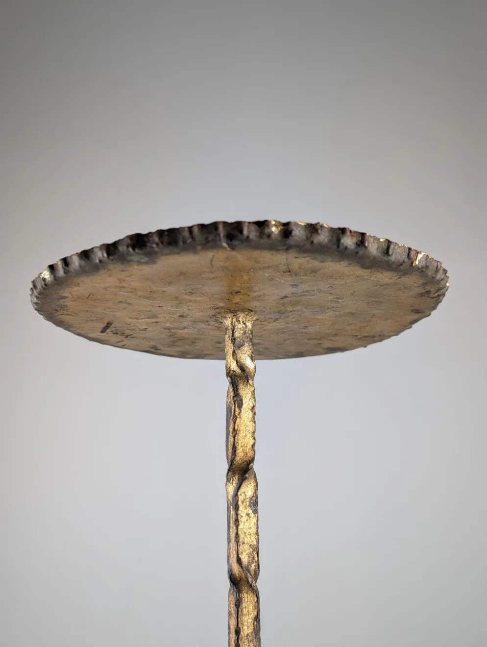 Table d'appoint des années 50 pour boissons en fer forgé doré et verre, Espagne, années 1950