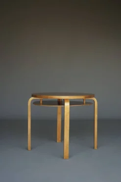 Table d'appoint à deux niveaux Modèle 70 d'Alvar Aalto en bois de bouleau. Finlande, années 1940.