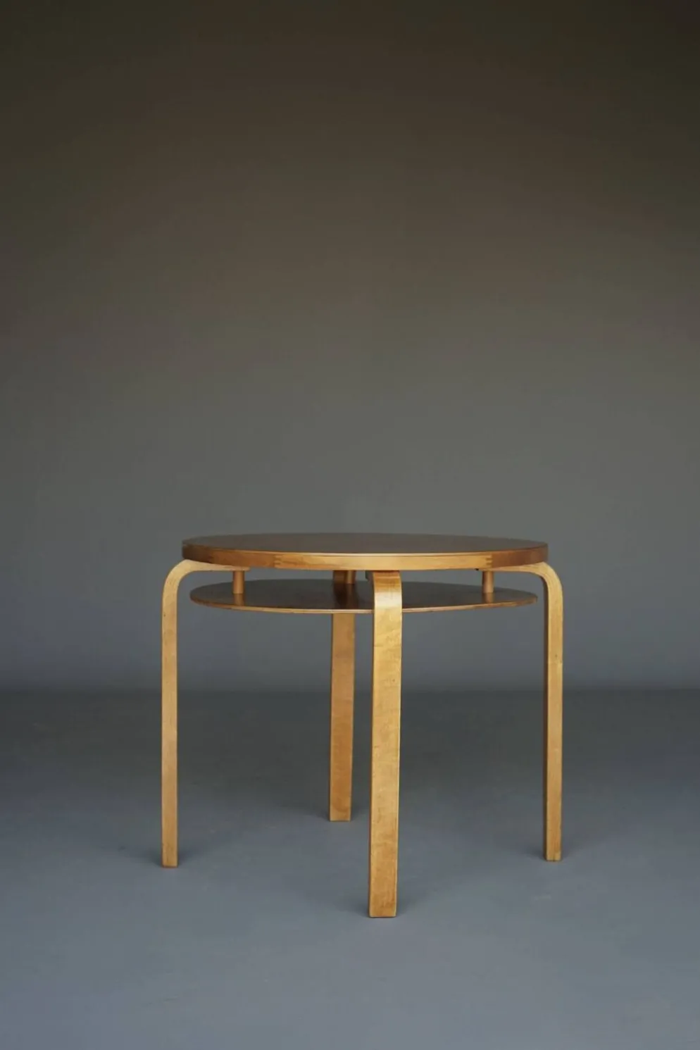 Table d'appoint à deux niveaux Modèle 70 d'Alvar Aalto en bois de bouleau. Finlande, années 1940.