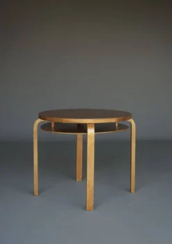 Table d'appoint à deux niveaux Modèle 70 d'Alvar Aalto en bois de bouleau. Finlande, années 1940.