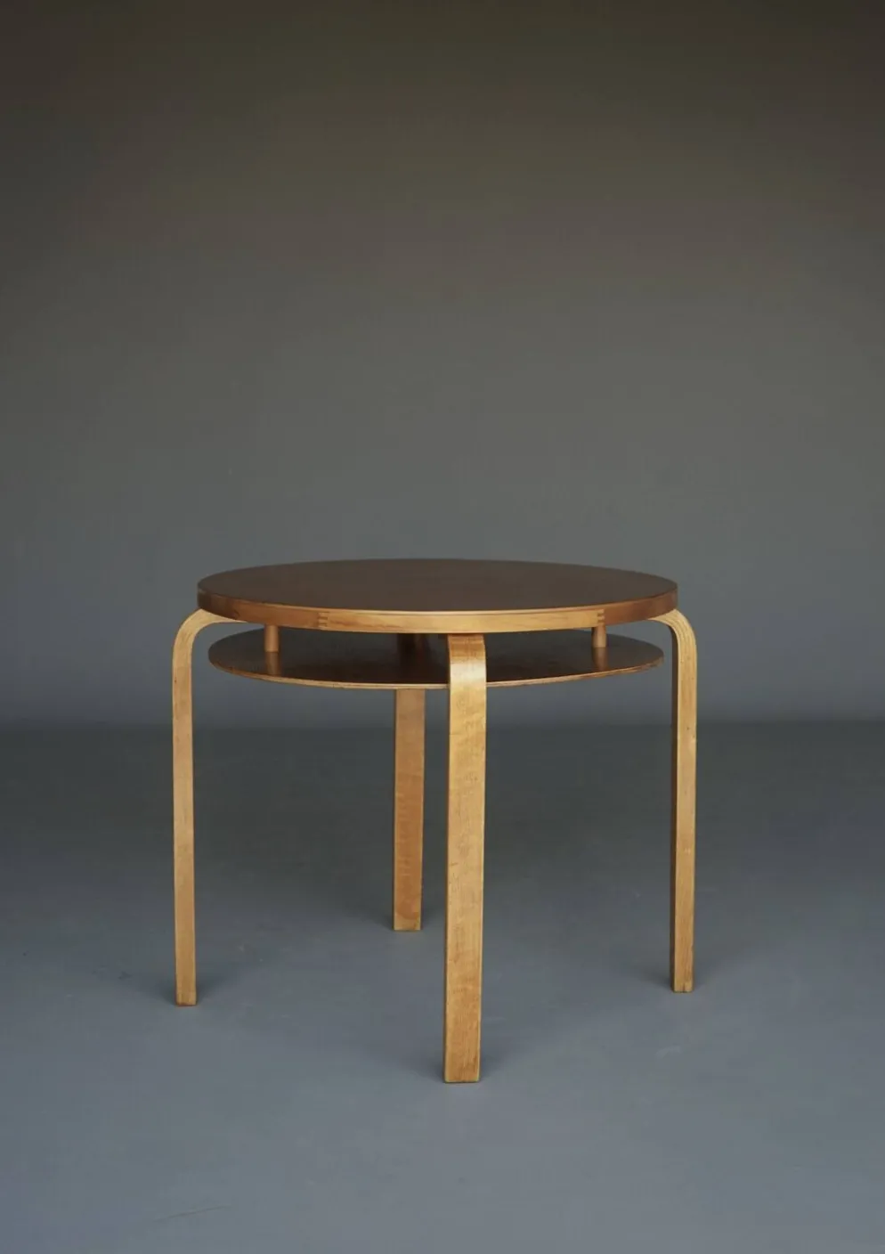 Table d'appoint à deux niveaux Modèle 70 d'Alvar Aalto en bois de bouleau. Finlande, années 1940.