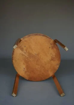 Table d'appoint à deux niveaux Modèle 70 d'Alvar Aalto en bois de bouleau. Finlande, années 1940.