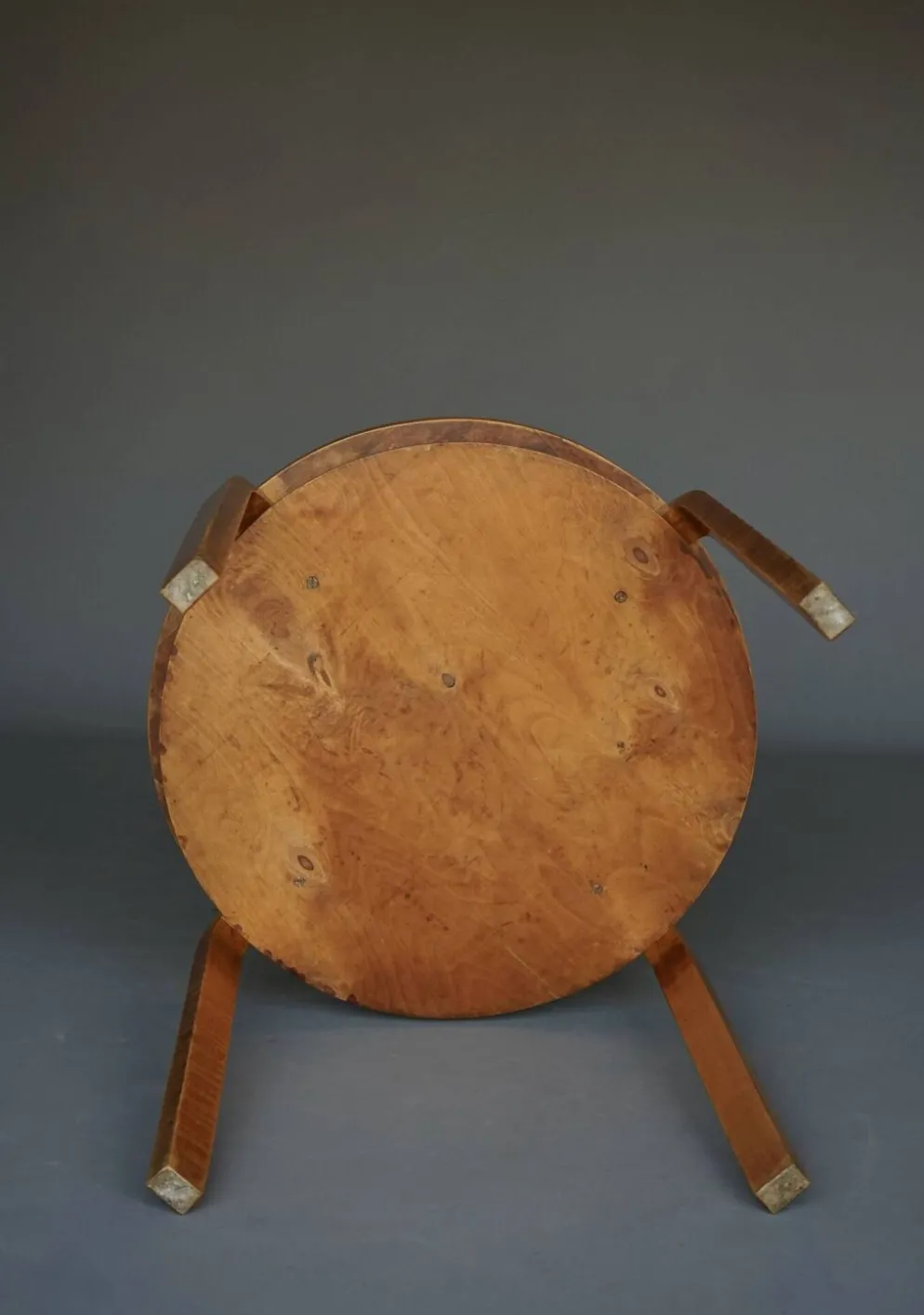 Table d'appoint à deux niveaux Modèle 70 d'Alvar Aalto en bois de bouleau. Finlande, années 1940.