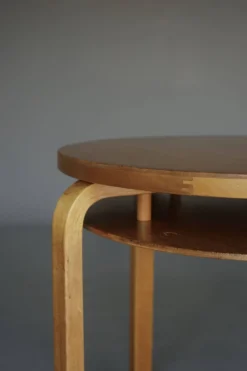 Table d'appoint à deux niveaux Modèle 70 d'Alvar Aalto en bois de bouleau. Finlande, années 1940.