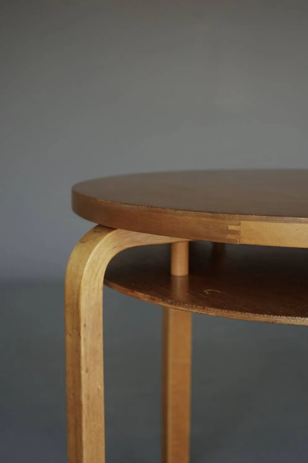 Table d'appoint à deux niveaux Modèle 70 d'Alvar Aalto en bois de bouleau. Finlande, années 1940.