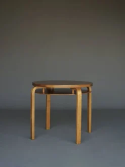 Table d'appoint à deux niveaux Modèle 70 d'Alvar Aalto en bois de bouleau. Finlande, années 1940.
