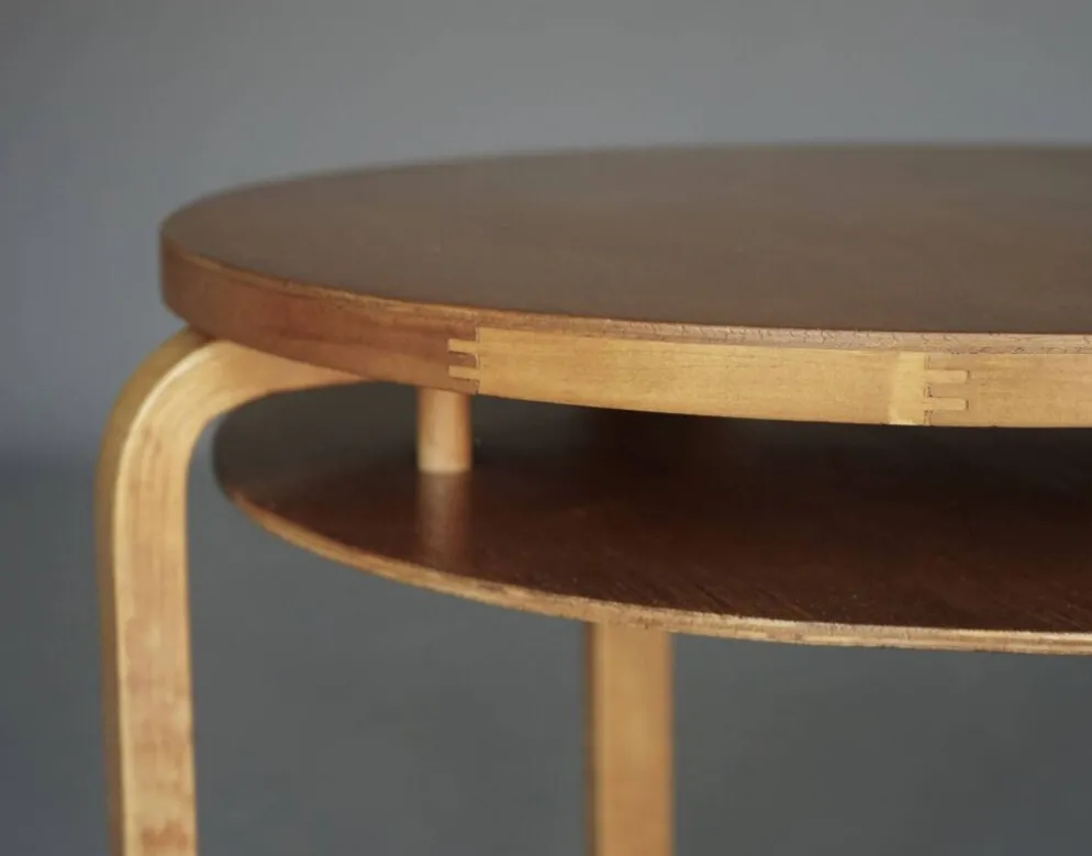 Table d'appoint à deux niveaux Modèle 70 d'Alvar Aalto en bois de bouleau. Finlande, années 1940.