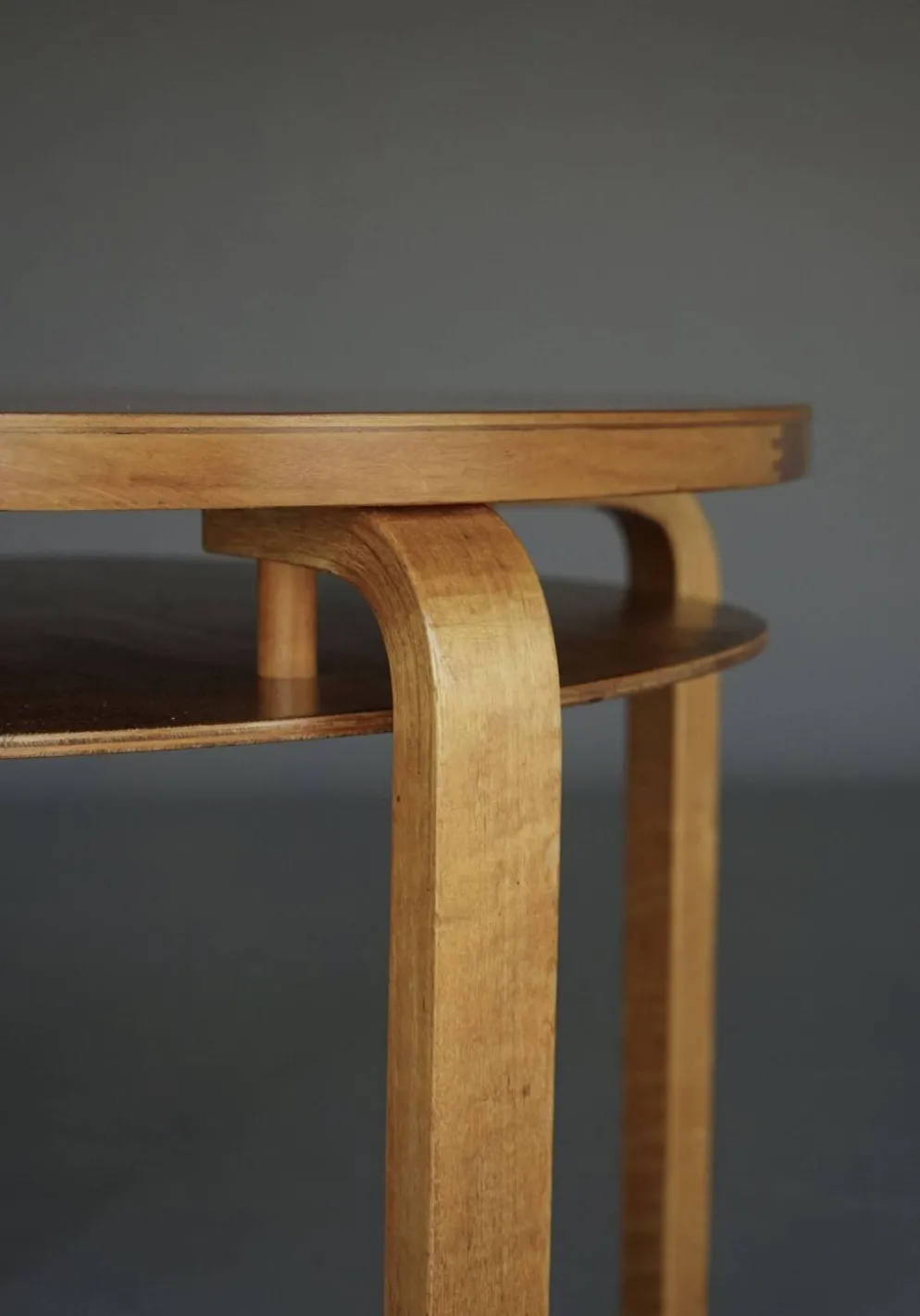 Table d'appoint à deux niveaux Modèle 70 d'Alvar Aalto en bois de bouleau. Finlande, années 1940.